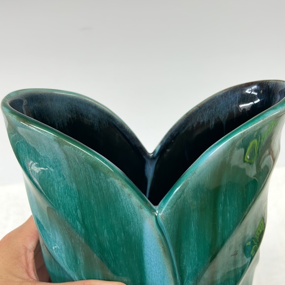 Mid Century Modern BLUE MOUNTAIN POTTERY tall leaf vase - Picture 7 of 11
